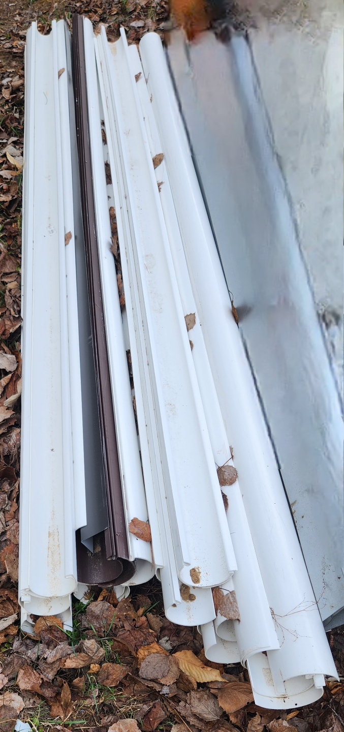 🧡 Lot of used vinyl eavestroughing