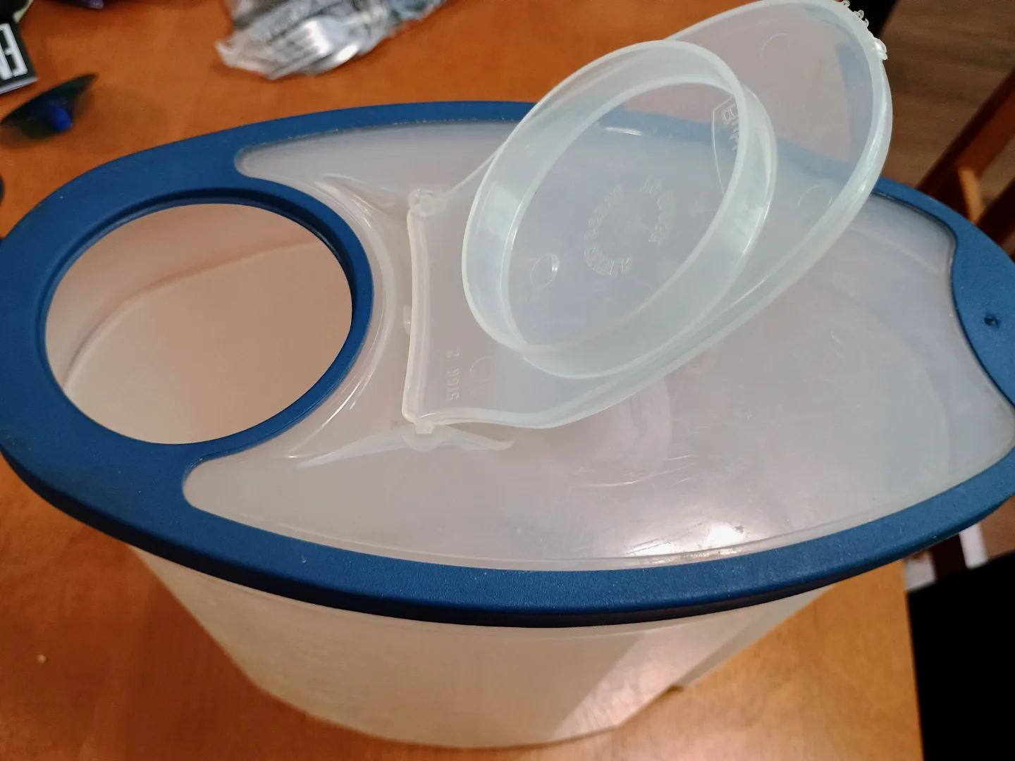 Rubbermaid Clear Plastic Cereal Dispenser image indicator(2)