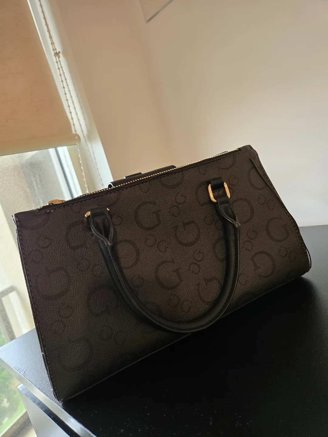 Gorgeous Guess black handbag image indicator(3)
