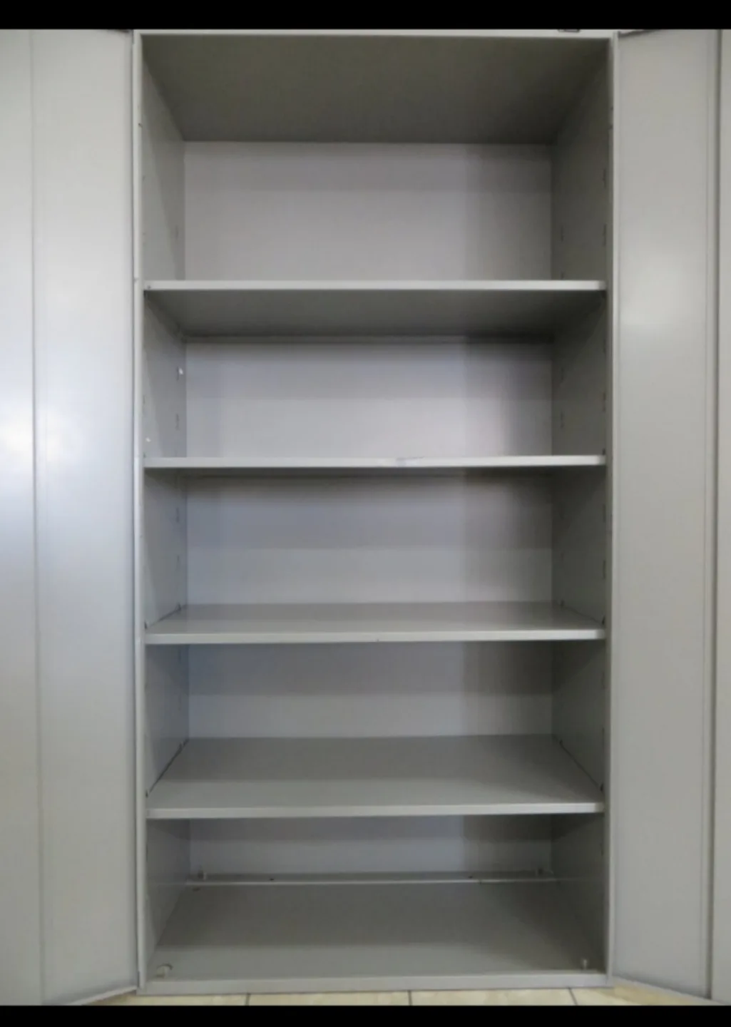 Metal Storage Cabinet, Lock and Key (Adjustable Shelving) image indicator(2)