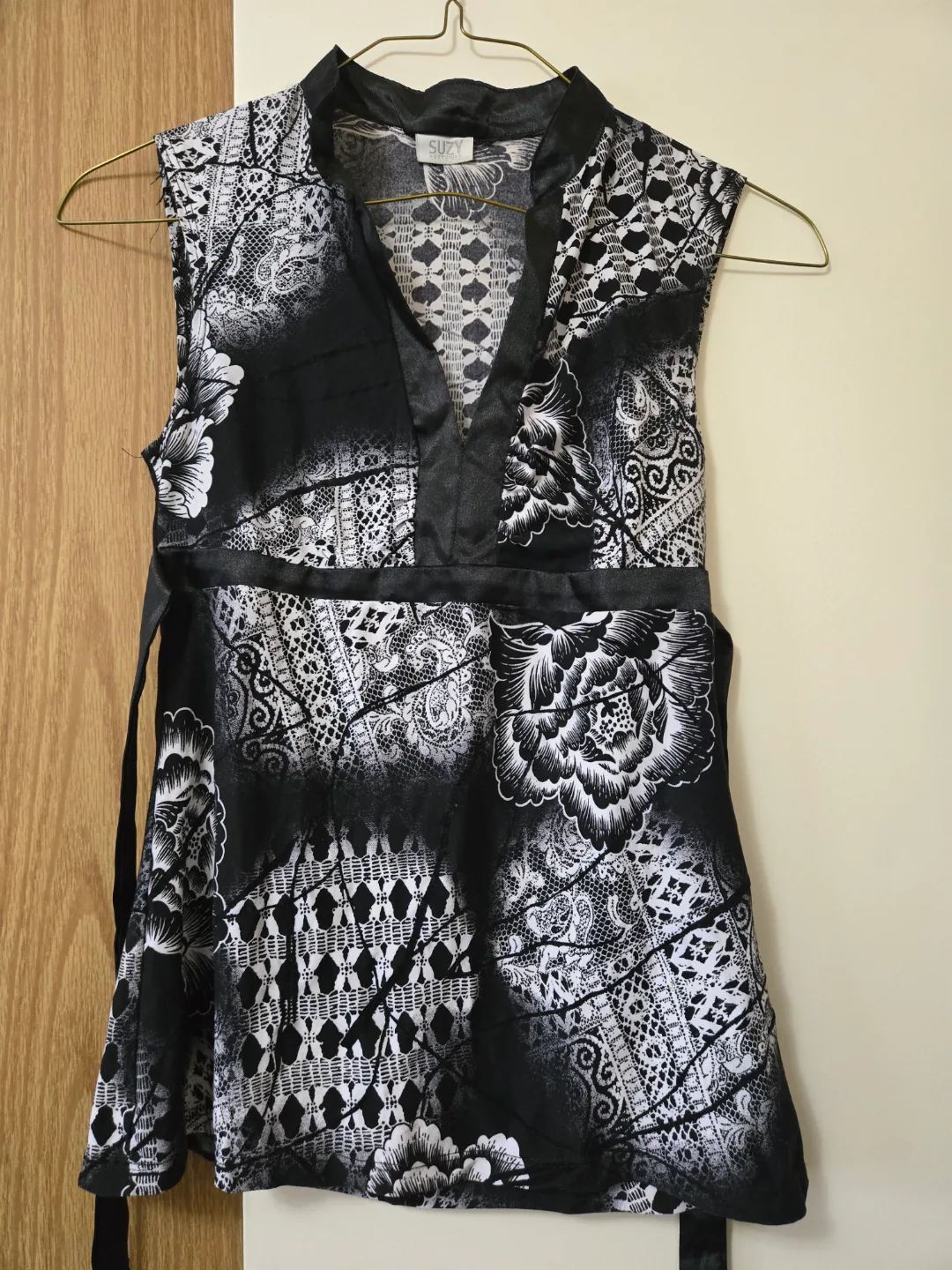 Suzy Shier Sleeveless Blouses image indicator(3)