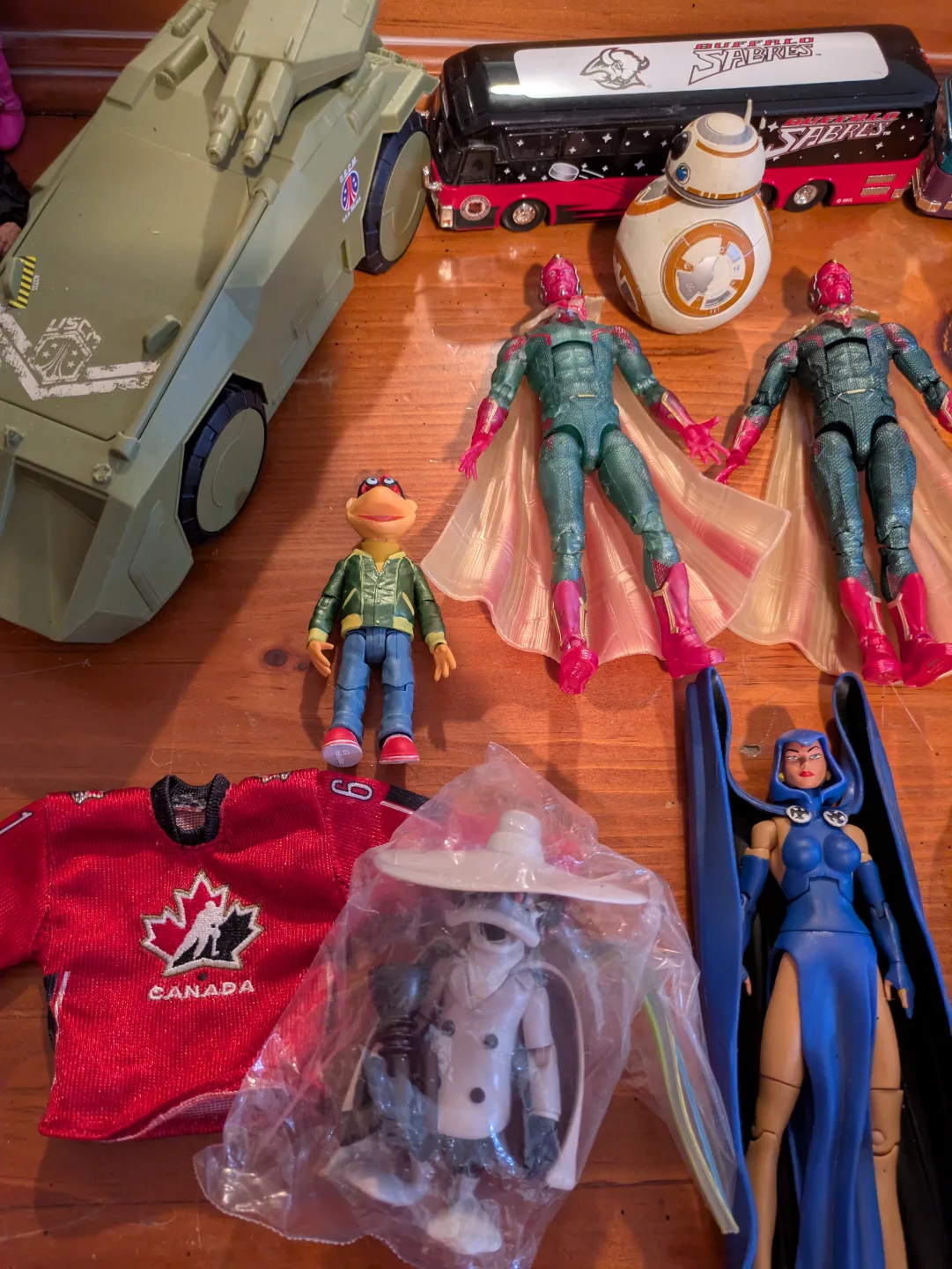 Large Lot of Action Figures image indicator(3)