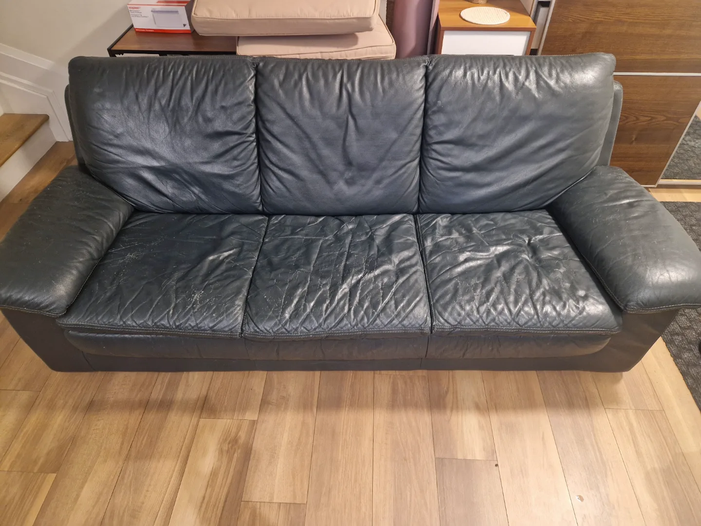 Old leather couch for free thumbnail