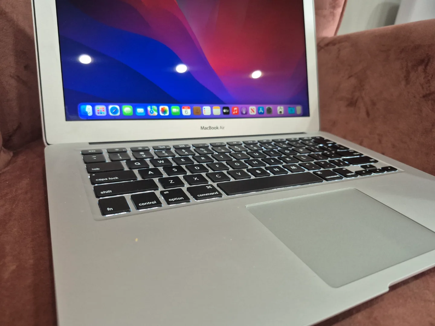 Apple MacBook Air 13-inch 2017 image indicator(3)