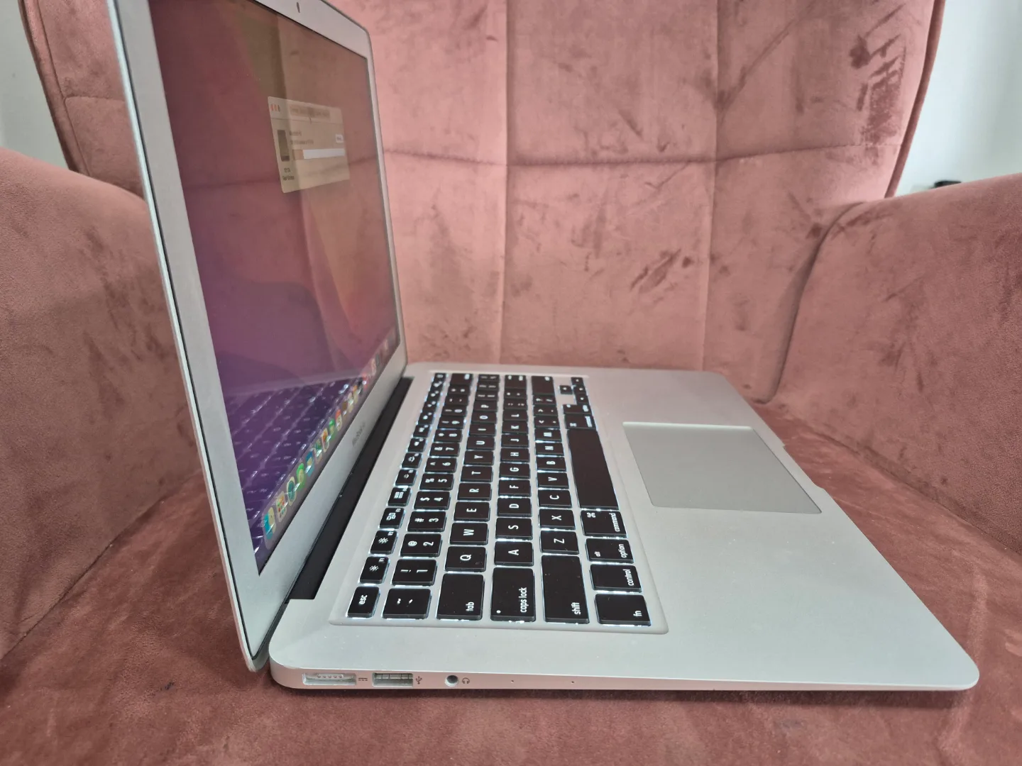 Apple MacBook Air 13-inch 2017 image indicator(6)