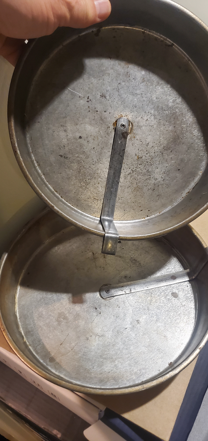 Vintage Three-Piece Round Cake Pan Set - photo 2
