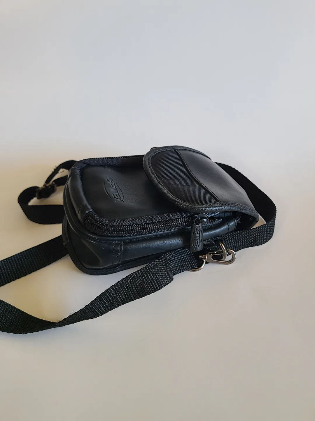 Optex Black Camera Bag with Adjustable Strap image indicator(2)