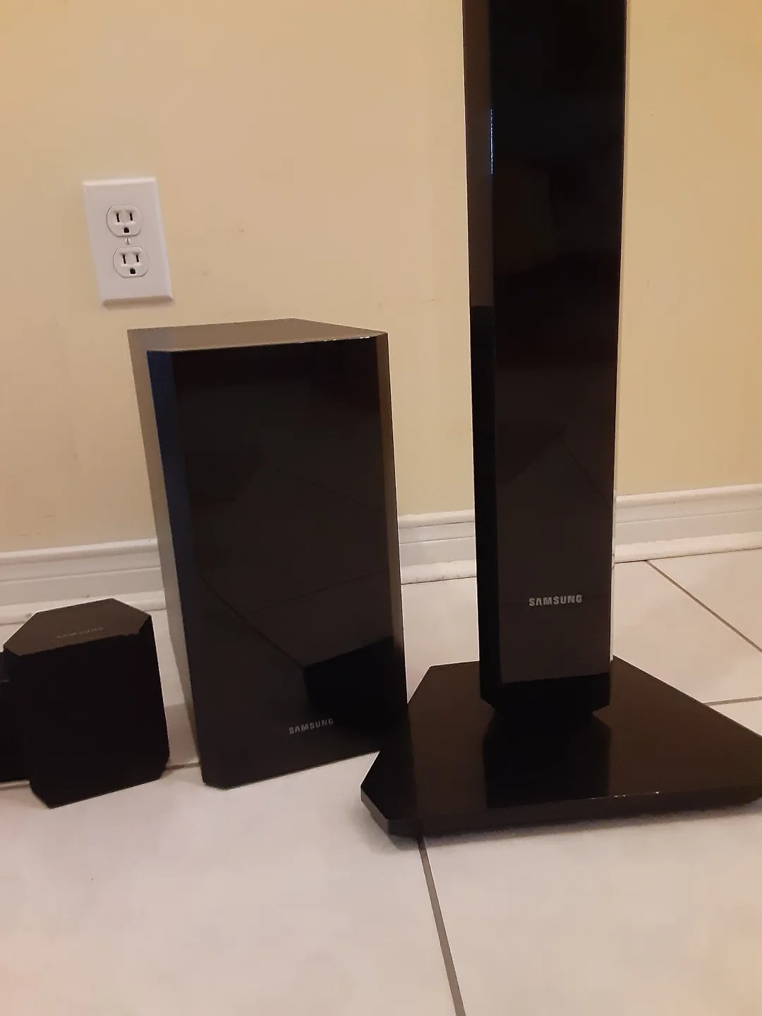 Samsung 5.1 Home Theatre  Speakers (total 7) image indicator(4)