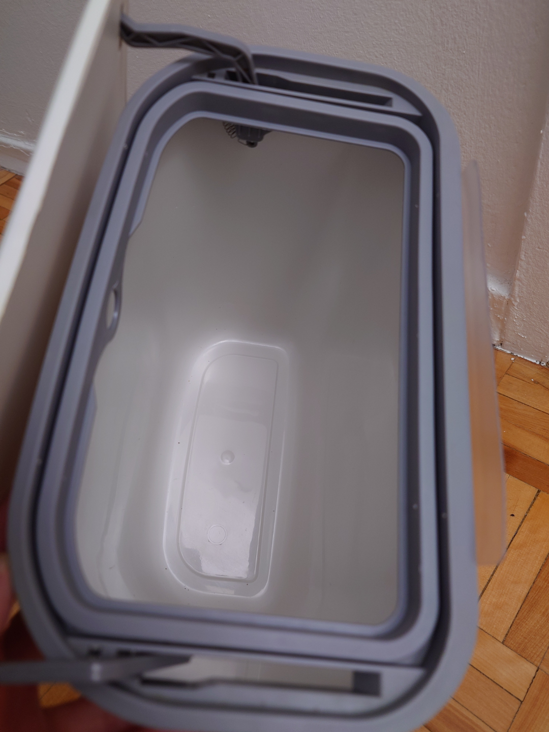 ELPHECO Cabinet hanging trash bin with lid (2.5 Gallon) - photo 3