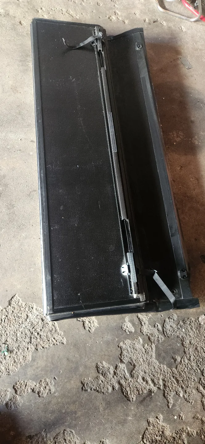 Truck Bed Folding Tonneau Cover image indicator(4)