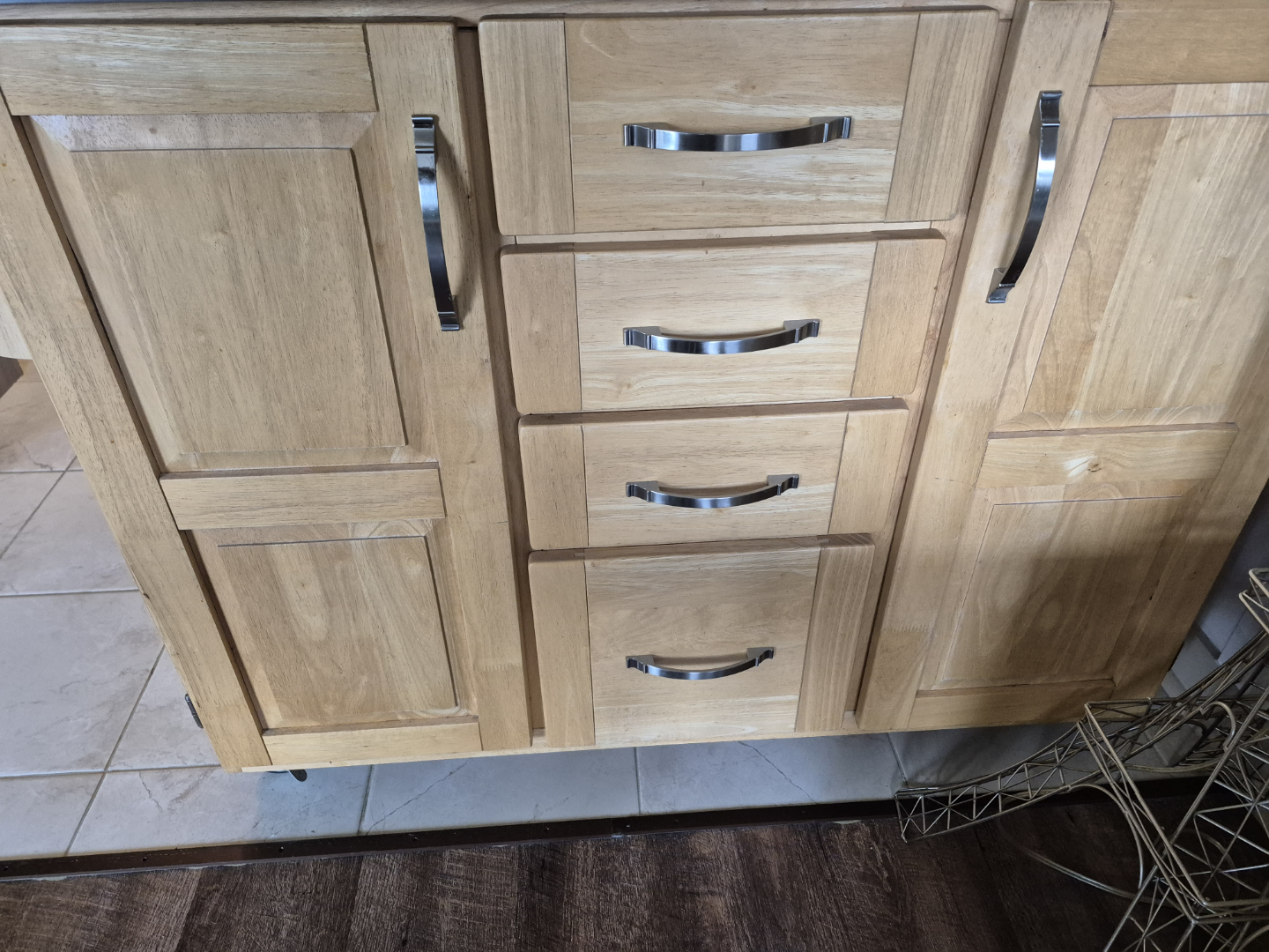 Wood and stainless steel island with stools. - photo 5