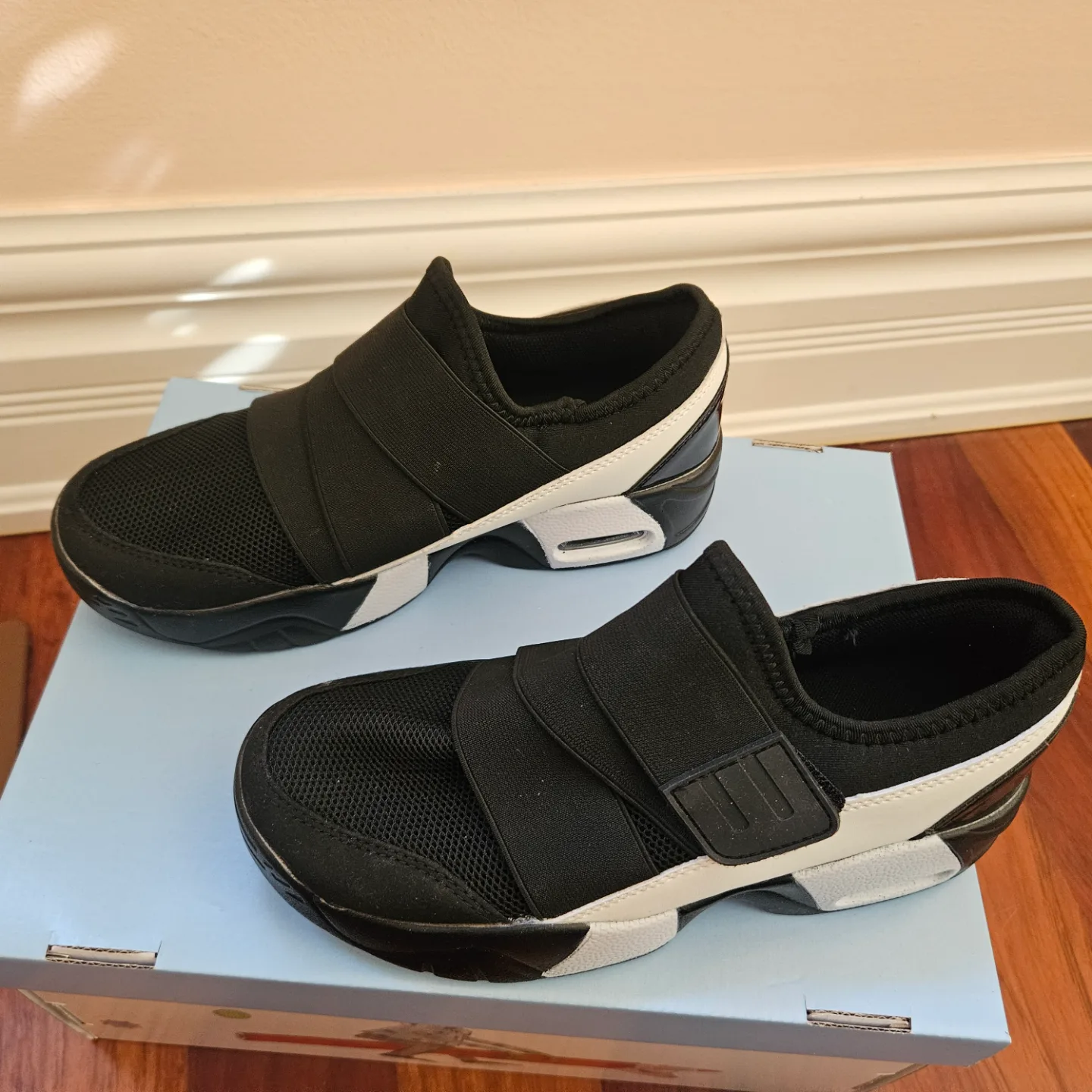 Women's Black and White Slip-On Sneakers image indicator(2)