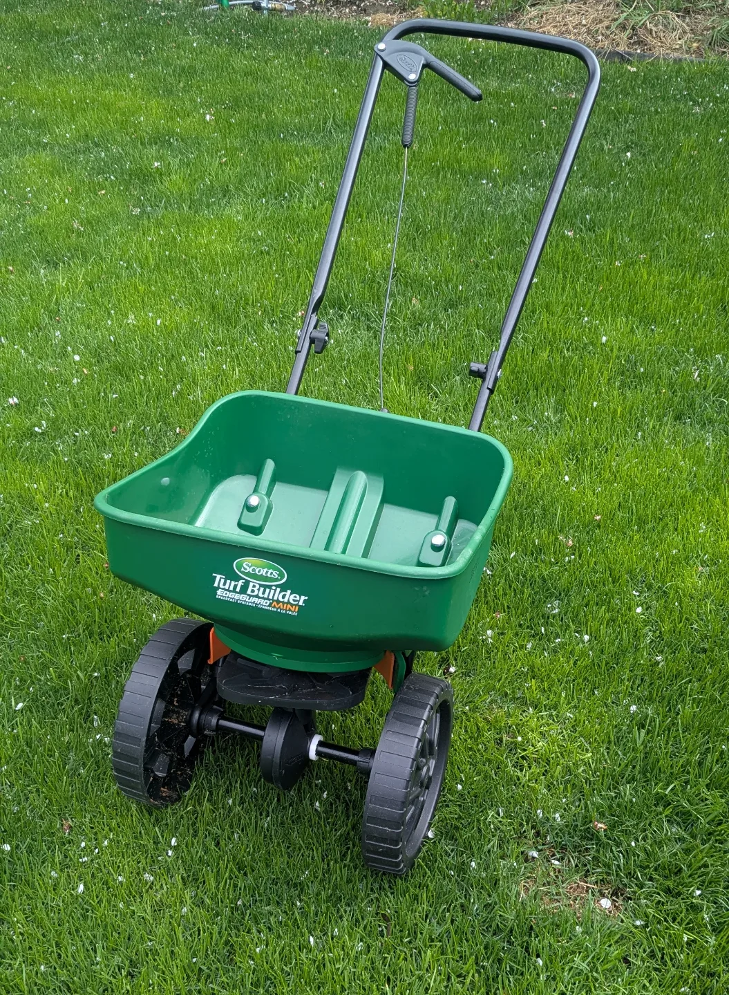 Scotts Turf Builder EdgeGuard Mini spreader thumbnail