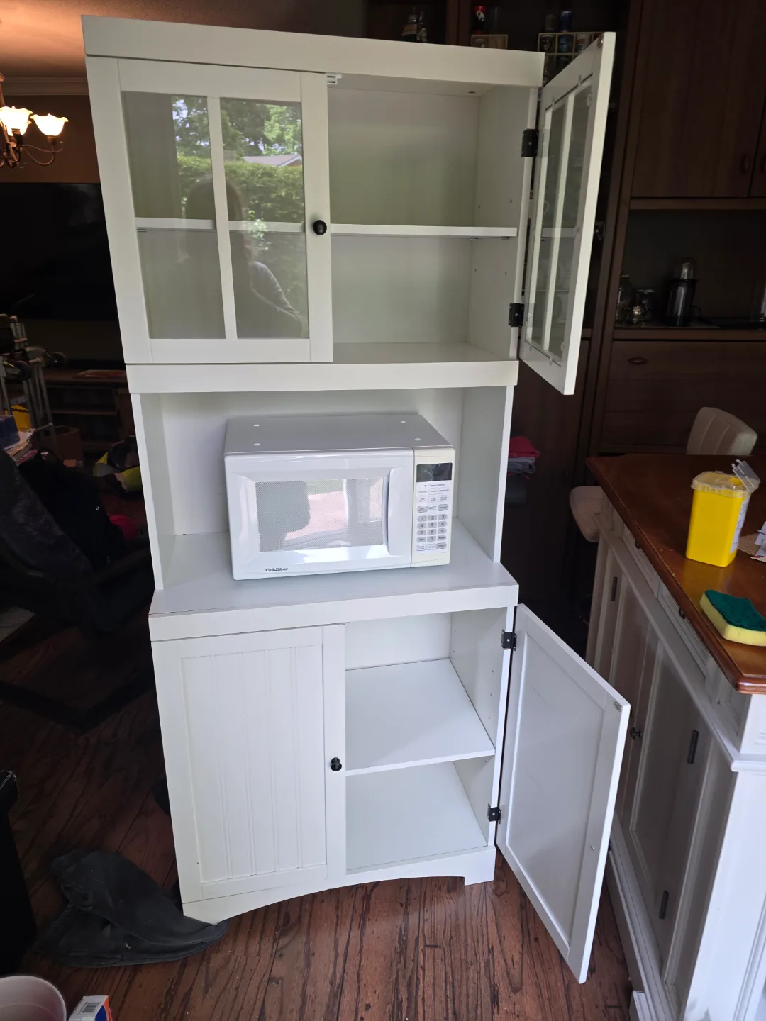 White Kitchen Cabinet with Glass Doors image indicator(3)