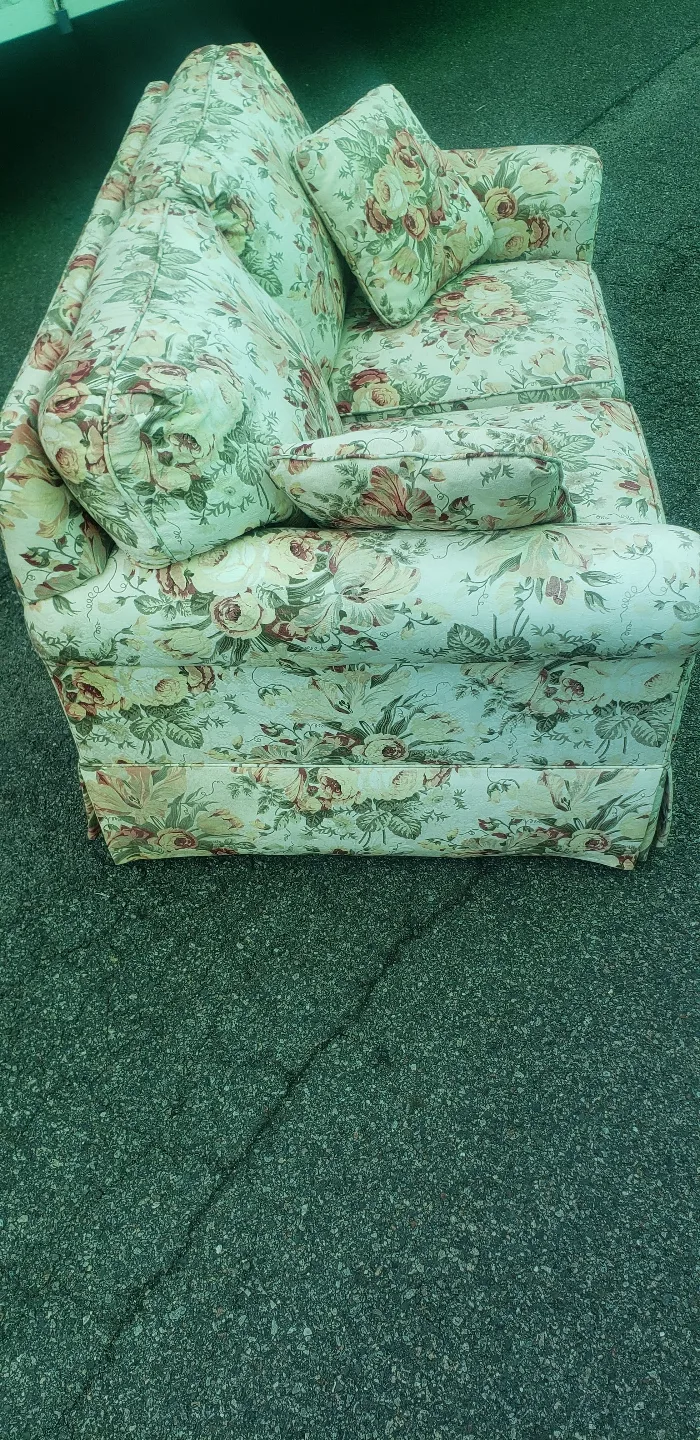 Ethan Allen Floral Loveseat image indicator(2)