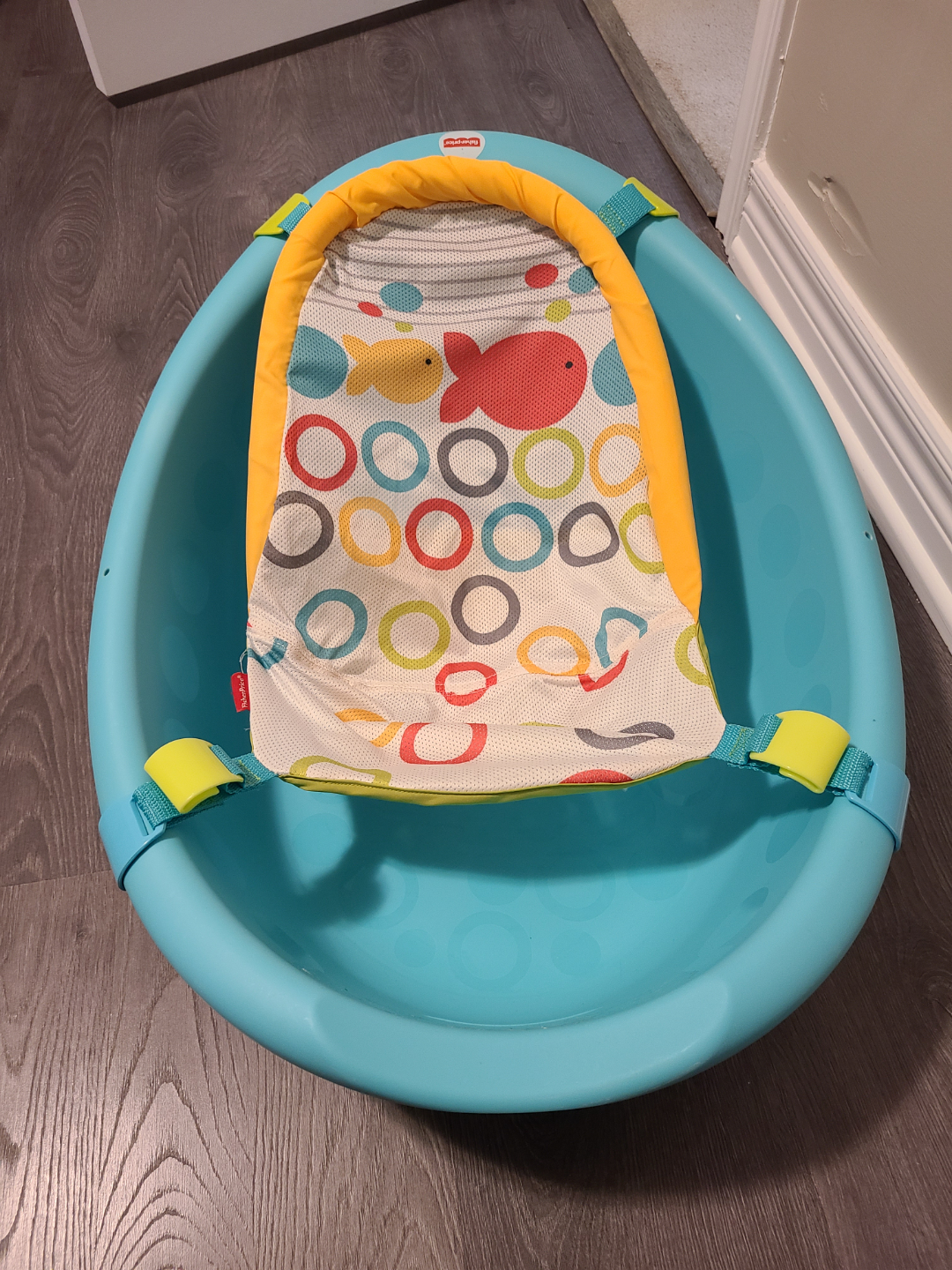 Fisher-Price bath tub for babies/toddlers