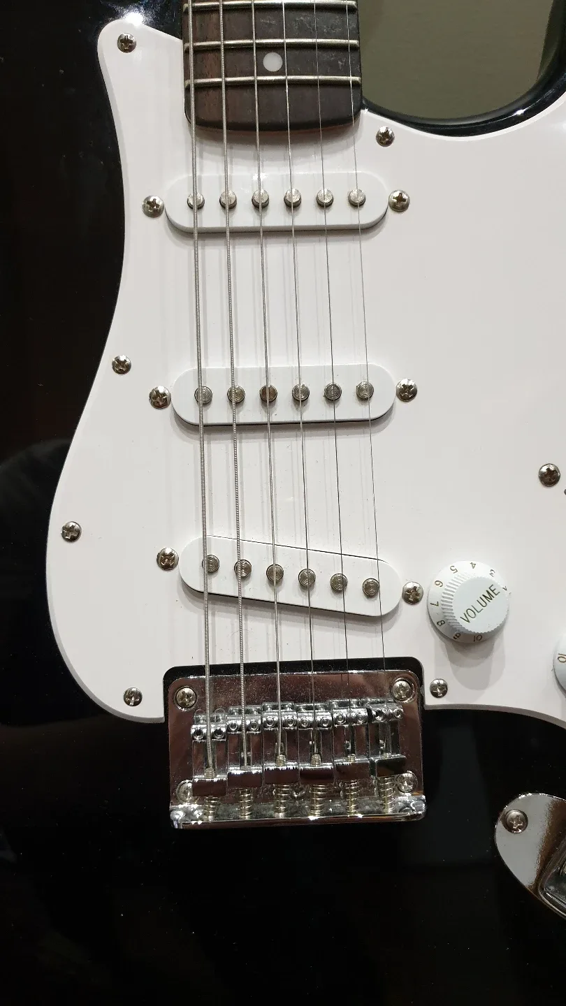 Squier Stratocaster with stand ㅡ Electric guitar image indicator(2)