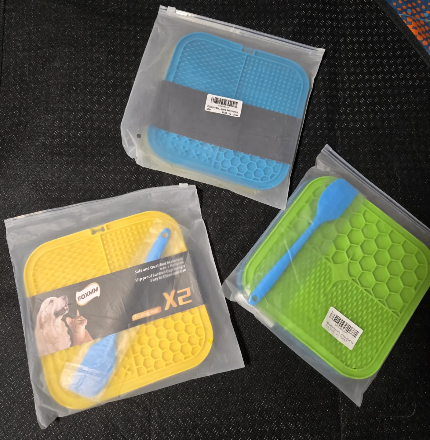 Pet Licking Mat with Spatula - Slow Feeder for Dogs and Cats image indicator(2)