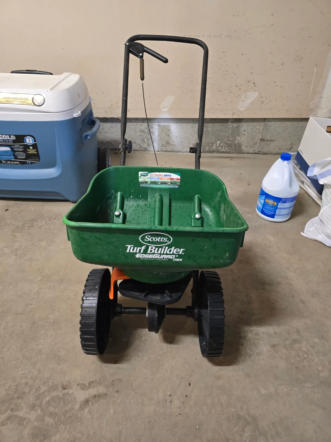 Scotts Turf Builder EdgeGuard Mini Broadcast Spreader thumbnail