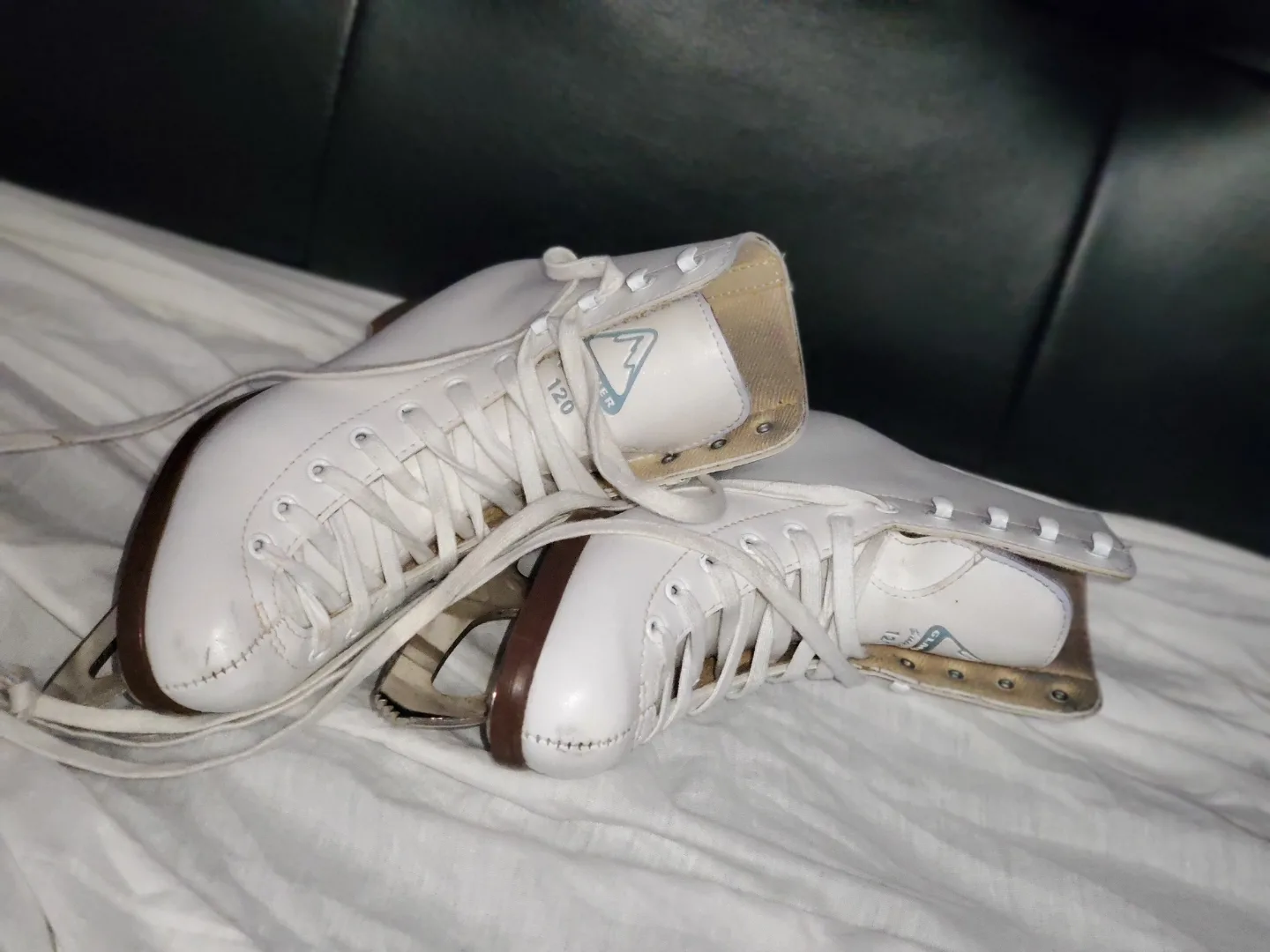 Figure Skates - Size 5 image indicator(4)