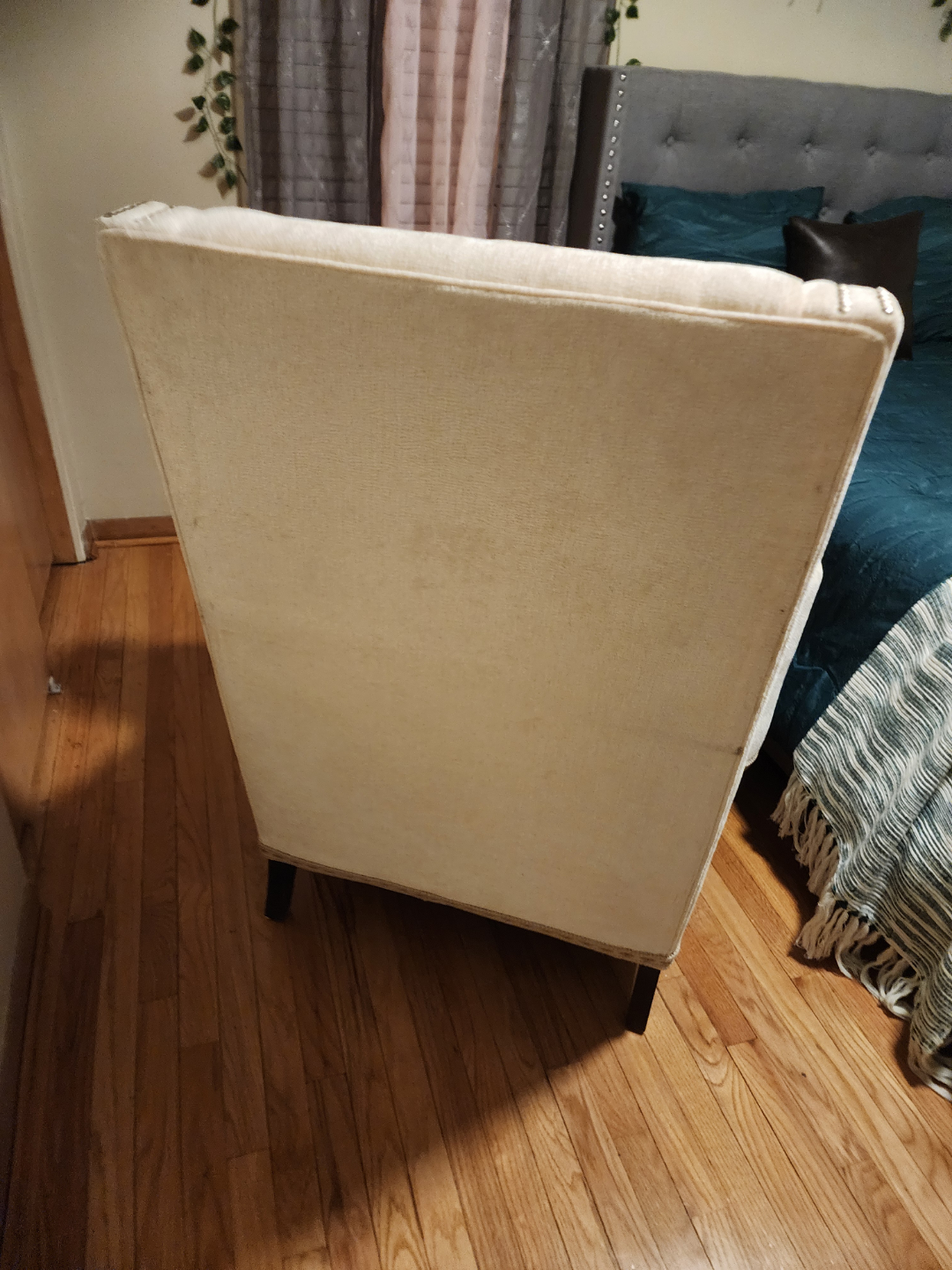 Cream-colored accent chair - photo 2