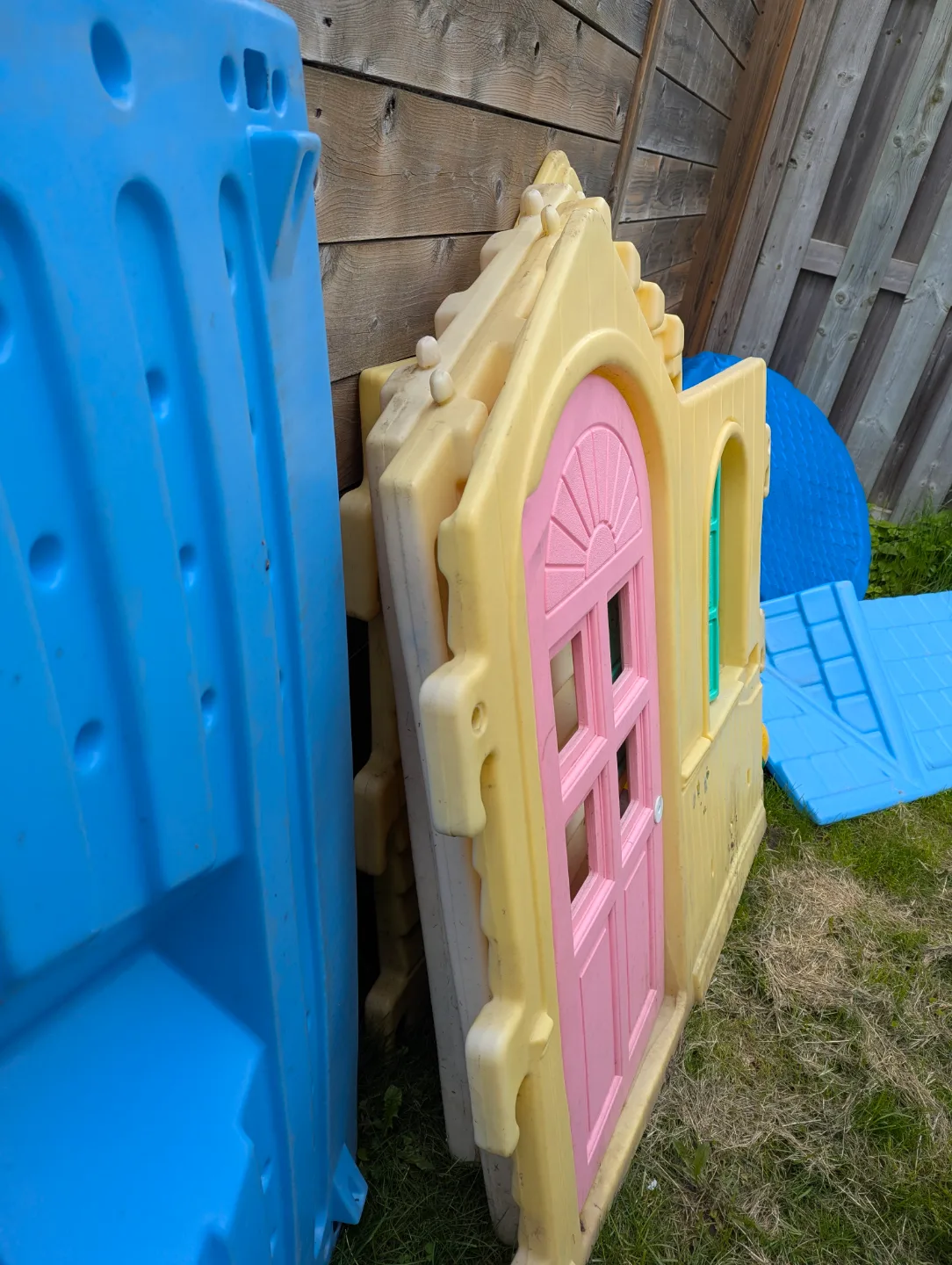 Free Garden table and kids Play House image indicator(3)