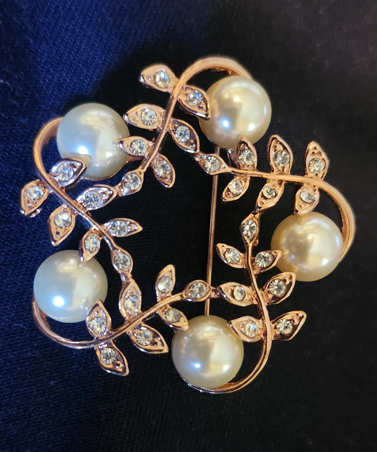 Fake Elegant Pearl and Crystal Brooch thumbnail
