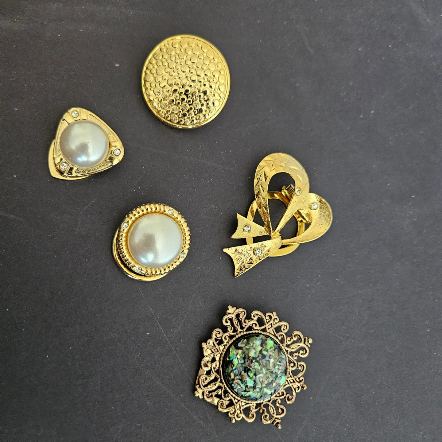 Gold-tone jewellery lot: 4 unique pieces thumbnail