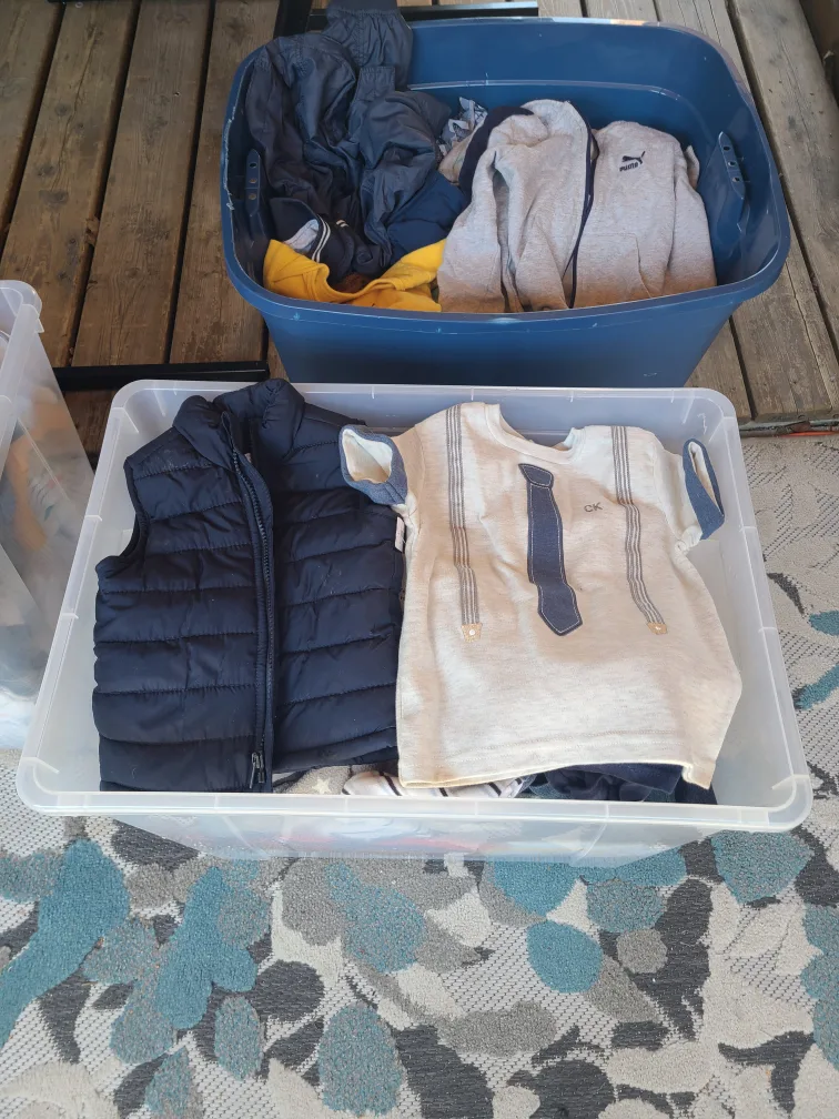 🇨🇦 baby clothing and shoes 1-4 yo - 3 boxes full - 50$ for all image indicator(3)