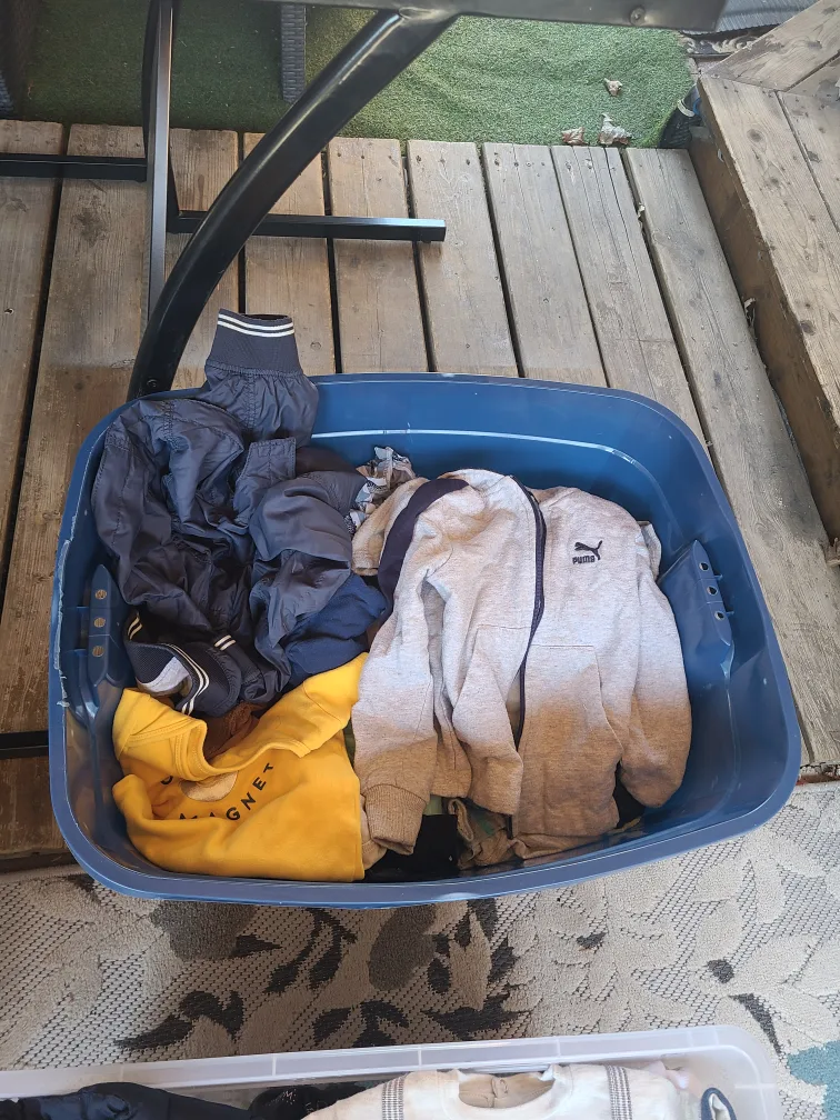 🇨🇦 baby clothing and shoes 1-4 yo - 3 boxes full - 50$ for all image indicator(7)