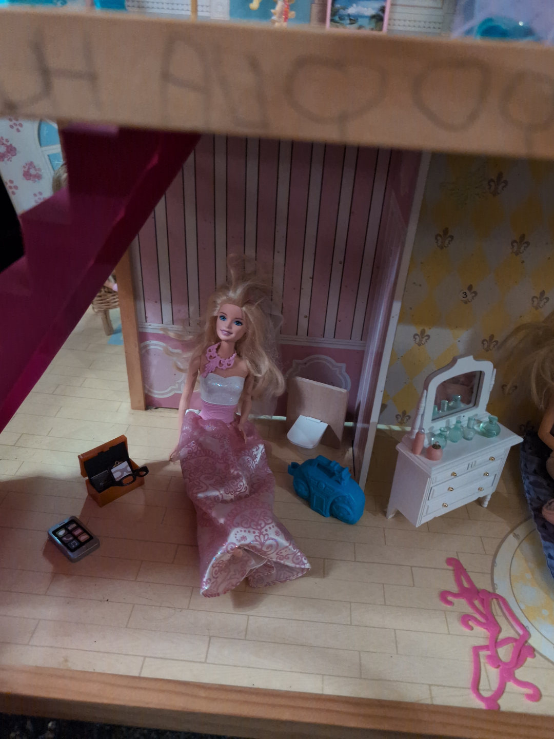 Multi-level Dollhouse with Furniture and Dolls - photo 3