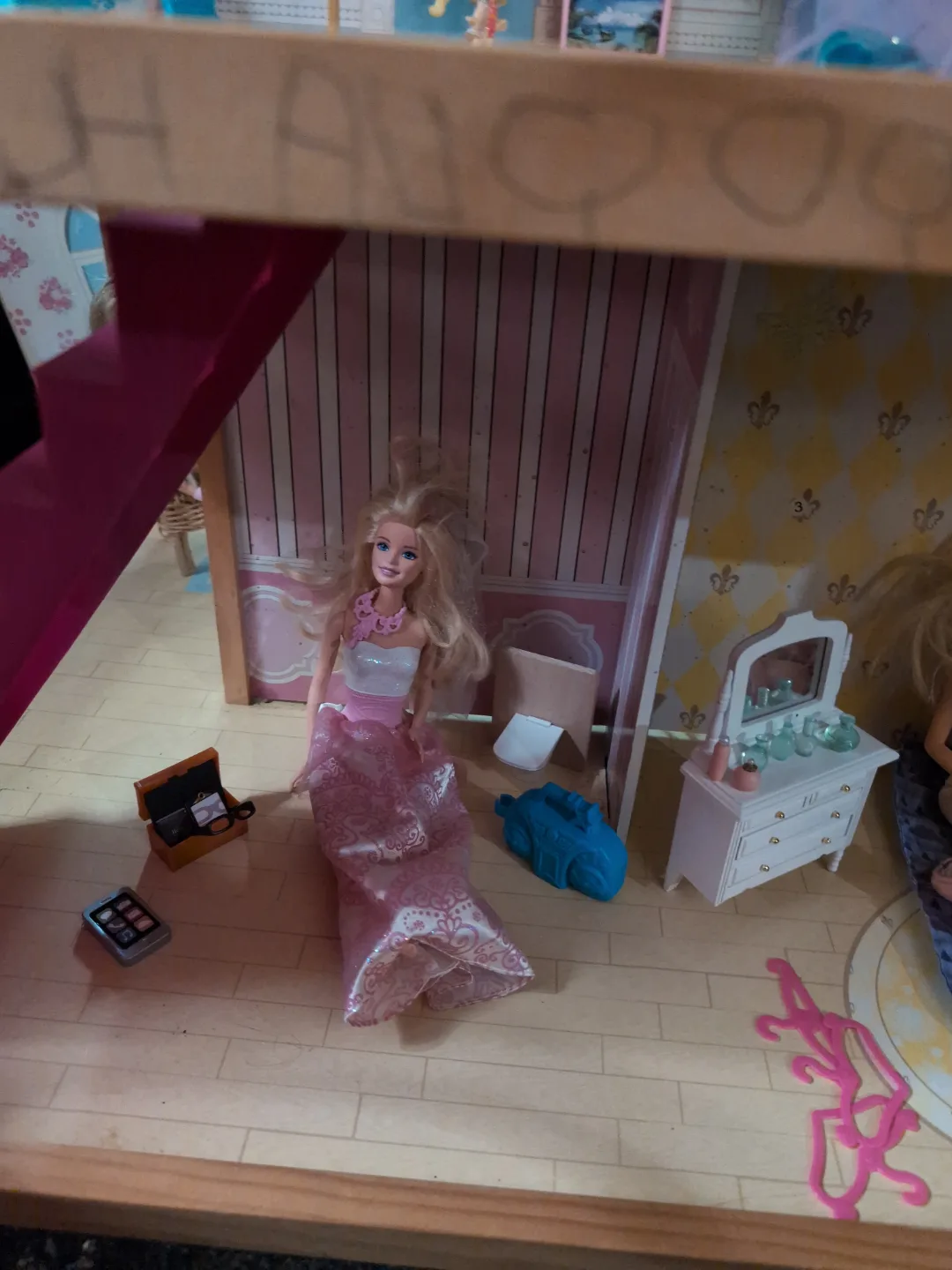 Multi-level Dollhouse with Furniture and Dolls image indicator(3)