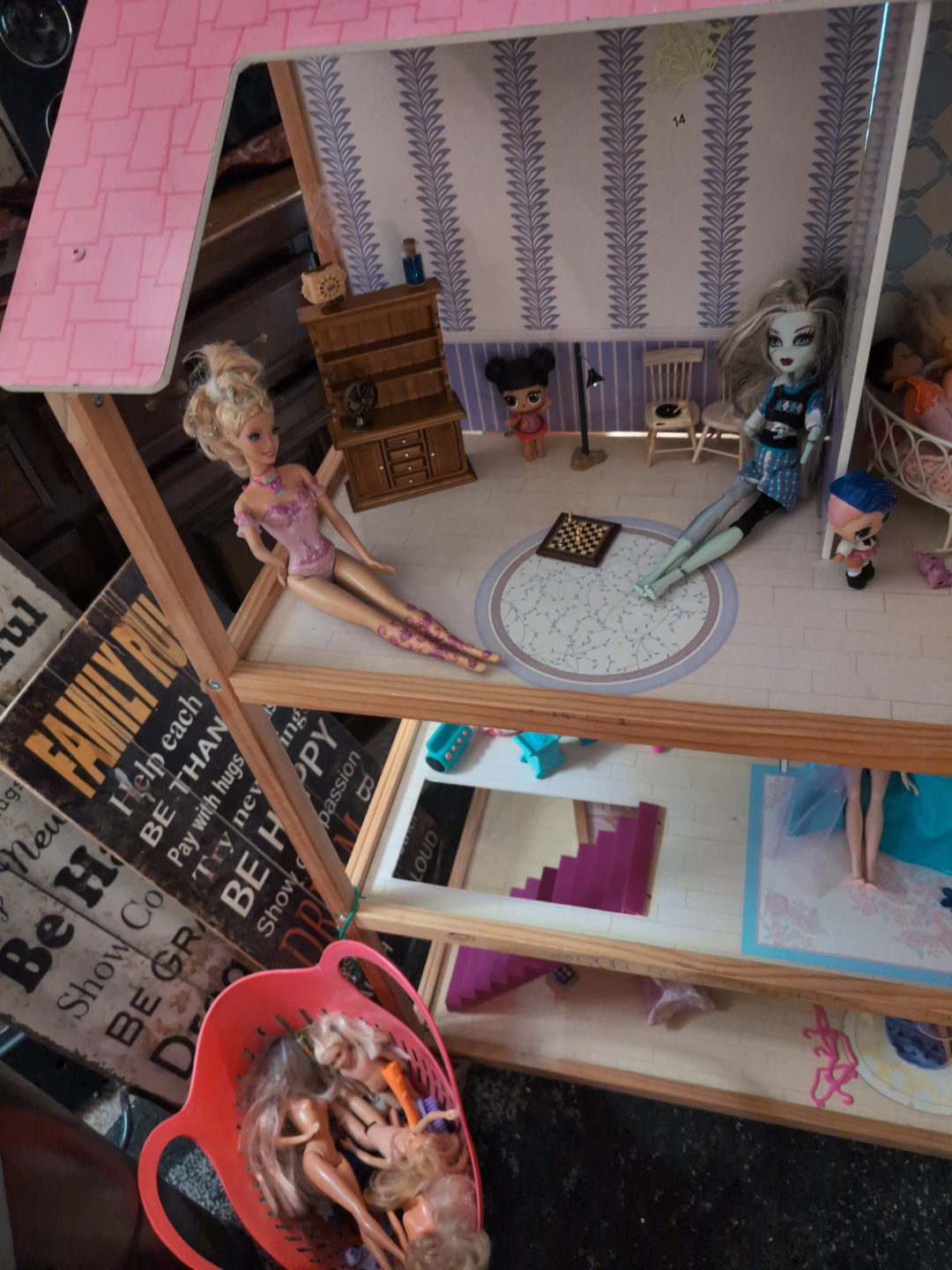 Multi-level Dollhouse with Furniture and Dolls - photo 5