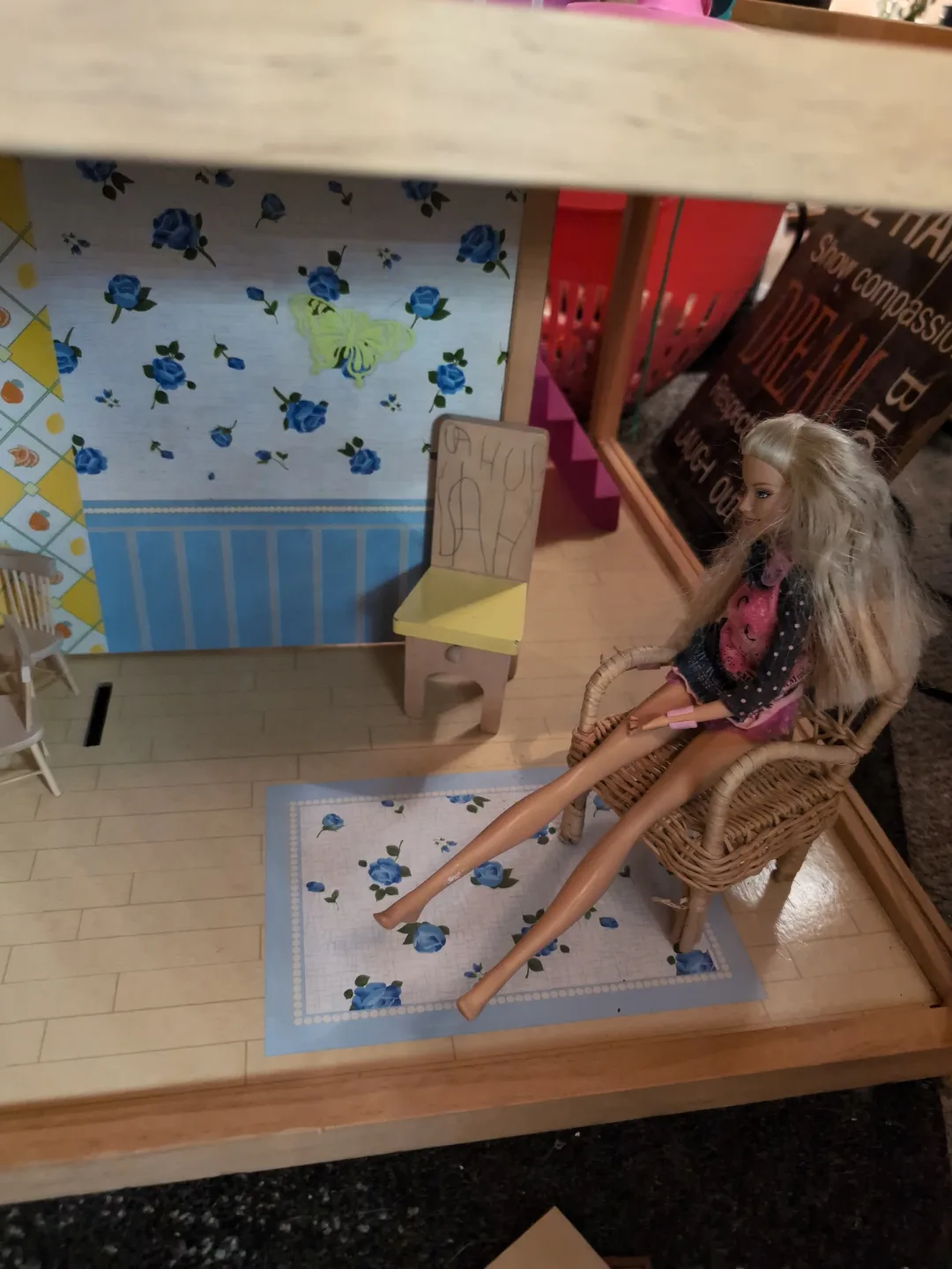 Multi-level Dollhouse with Furniture and Dolls image indicator(7)