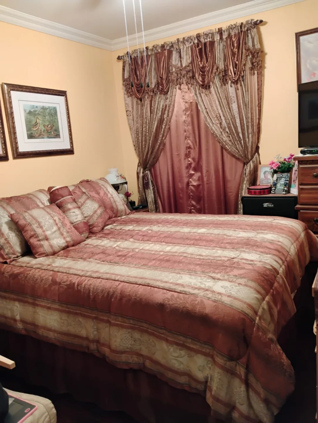 Queen Size Bedspread Set & Matching Curtains thumbnail