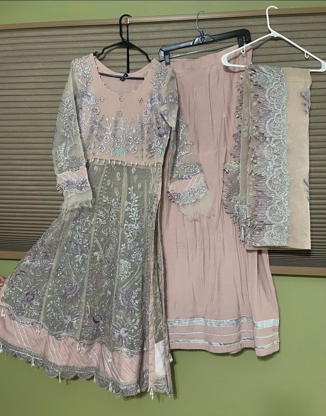 Gorgeous embroidered 3-piece Pakistani Shalwar Kameez - photo 2