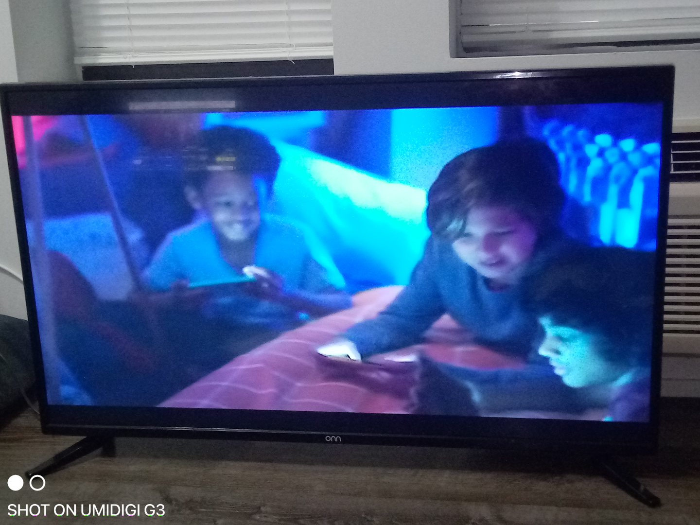 Moving out sale - 43 inch TV - photo 3