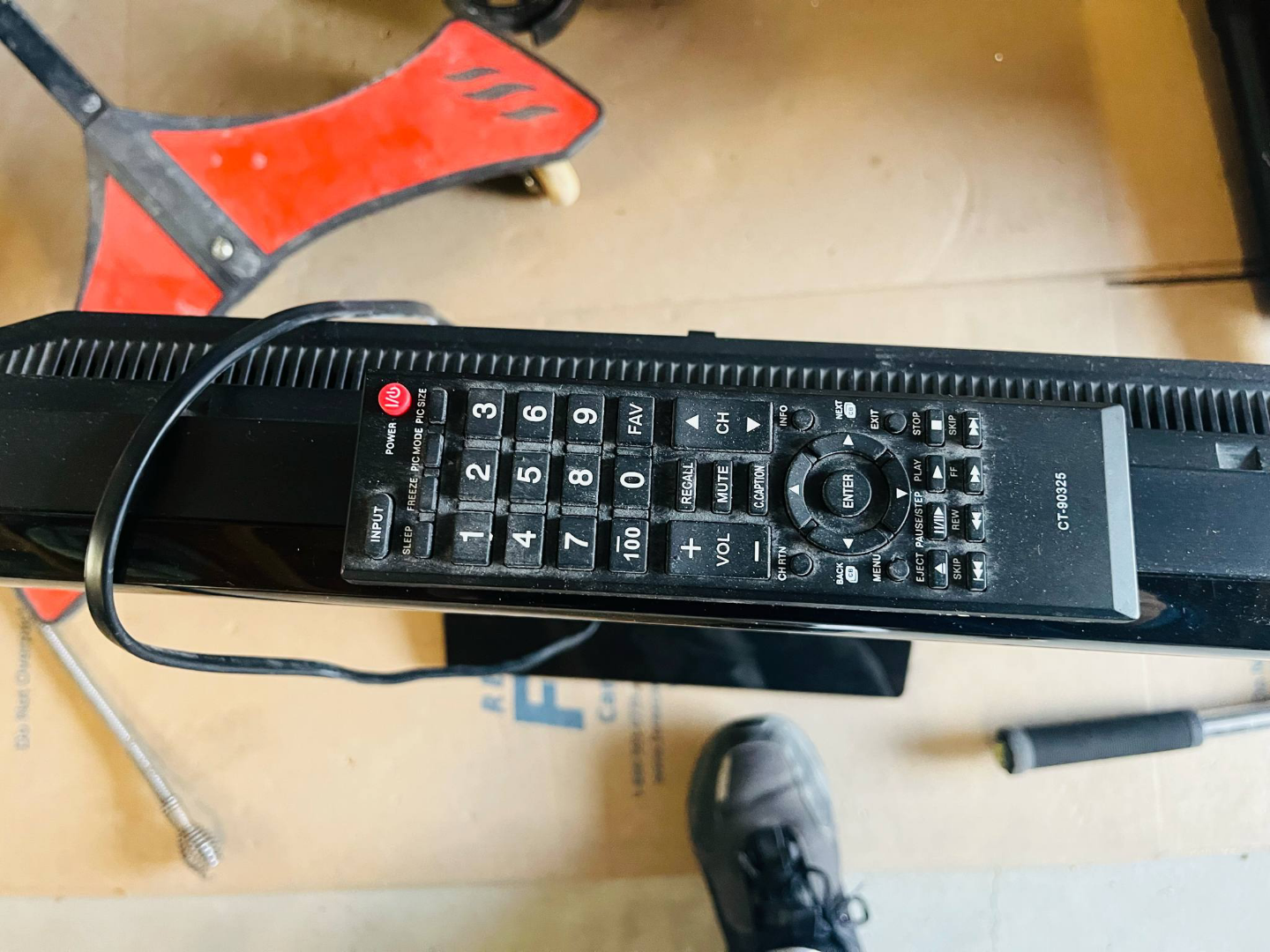Toshiba 32AV502R 32-inch LCD HDTV - photo 4