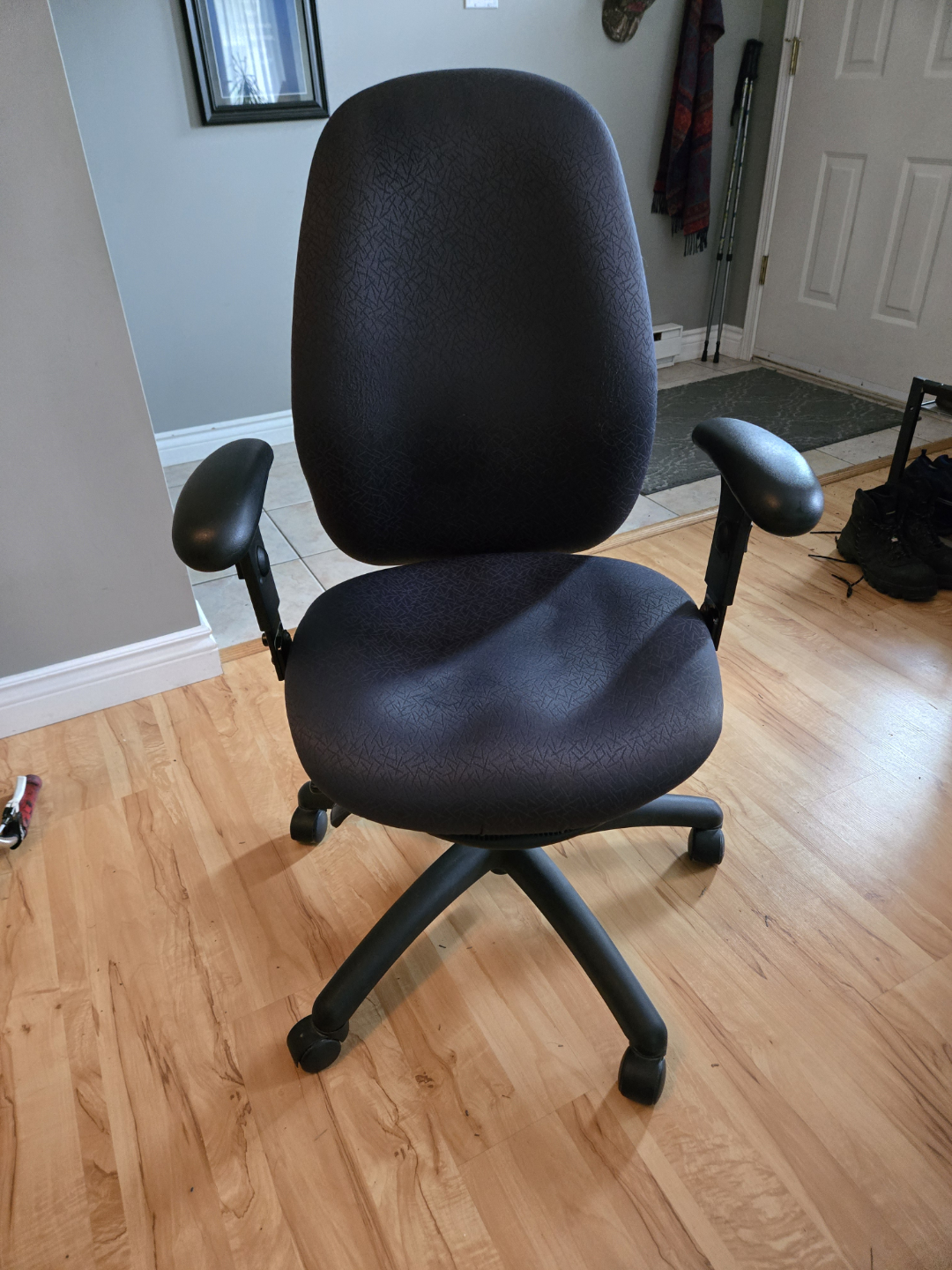 Office Chair - Ergonomic and Adjustable