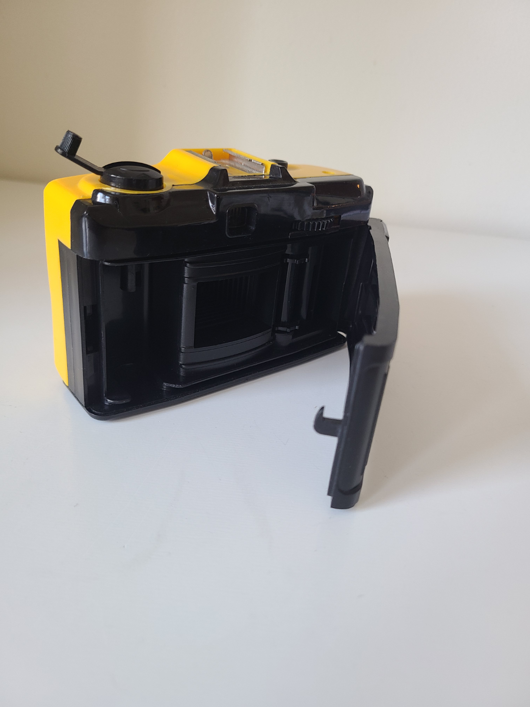Ultronic Yellow Plastic 35mm Focus Free Camera - photo 5