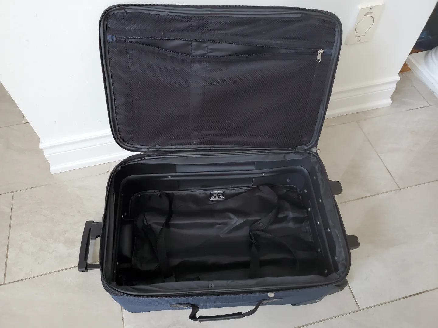 Protégé Expandable Rolling Suitcase image indicator(4)