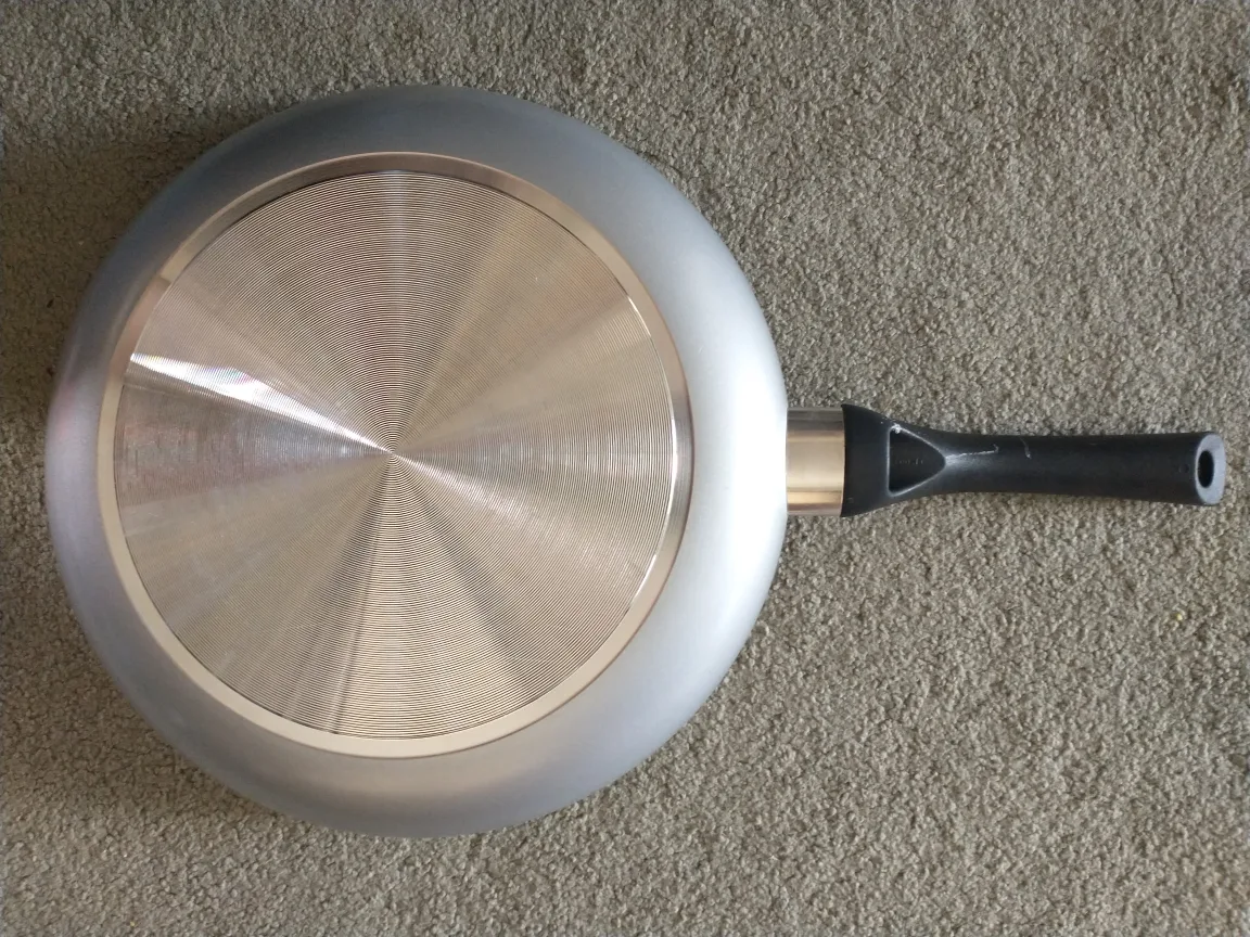 Brand new 12" Starfrit Non-stick Frying Pan image indicator(2)