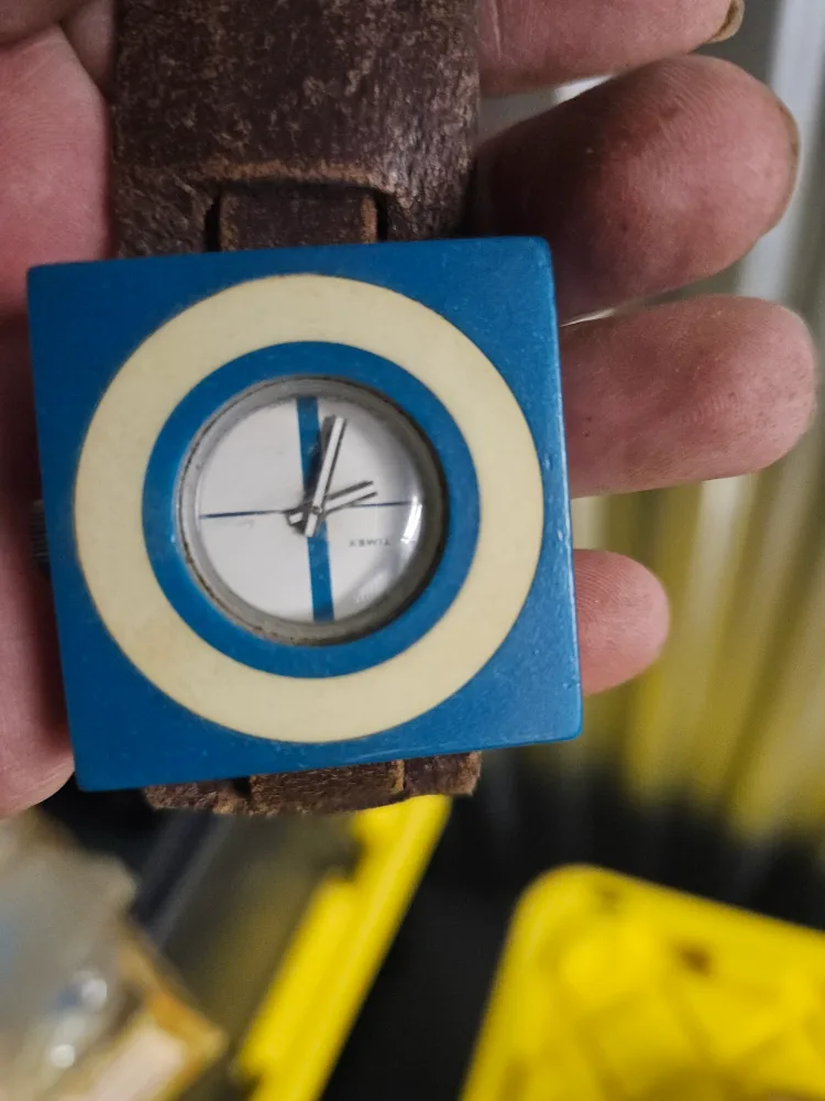 Vintage Timex Wristwatch with Leather Band 🏒 image indicator(2)