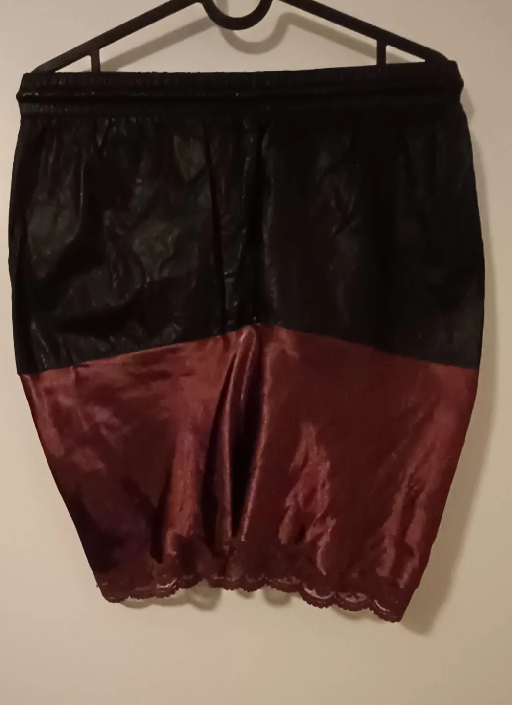Unique Two-Tone Skirt with Lace Detail image indicator(2)