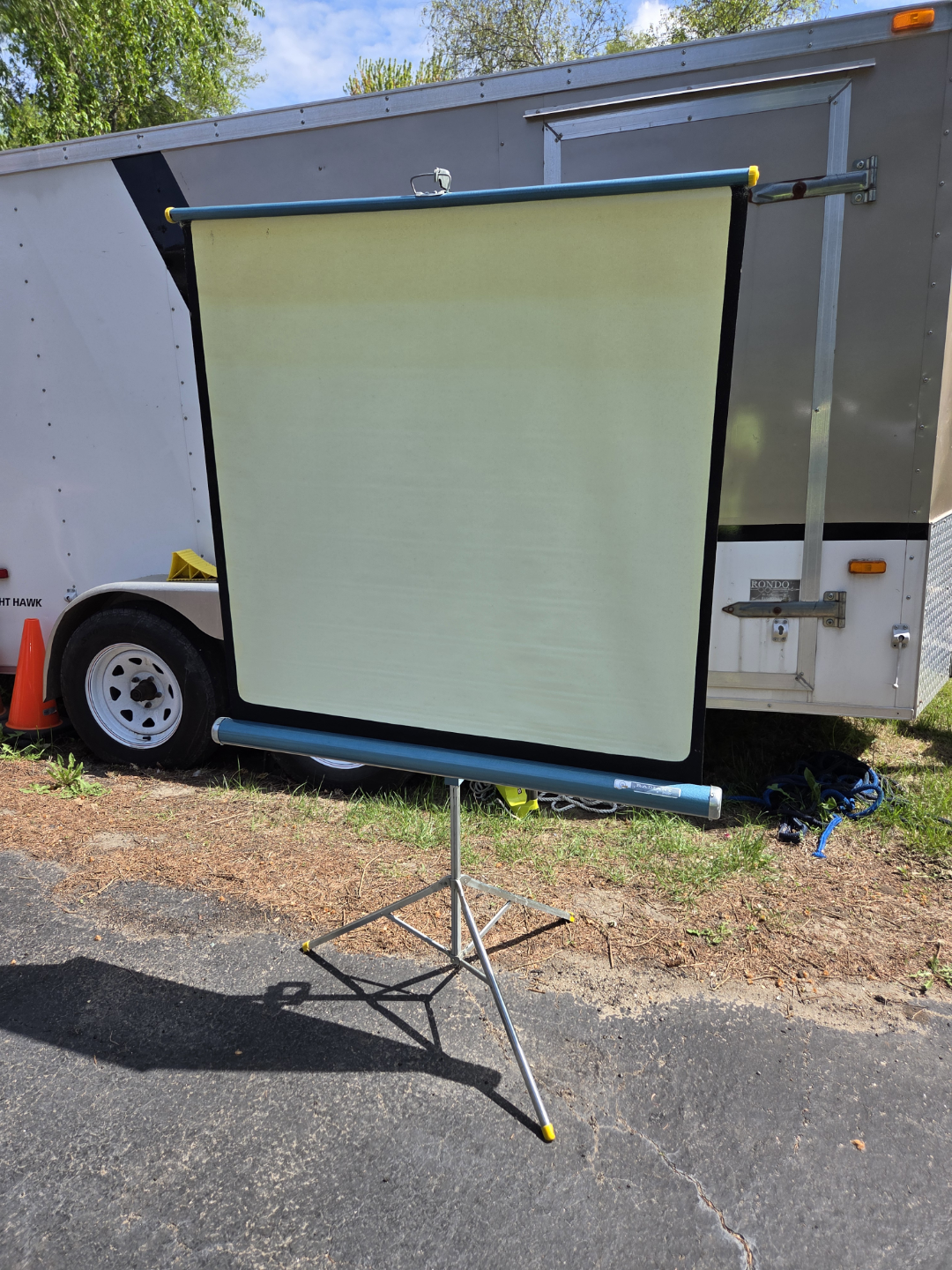 Radiant Vintage Meteor Portable  Projection Screen 40 x 40