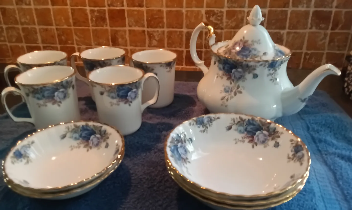 Royal Albert  "Moonlight Rose "  Collection image indicator(2)