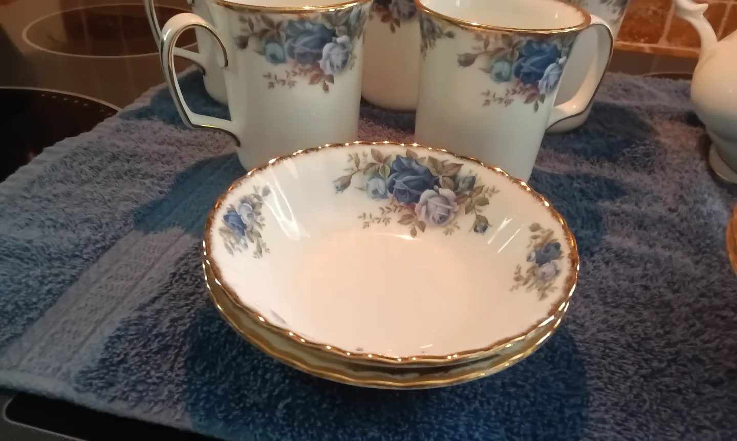 Royal Albert  "Moonlight Rose "  Collection image indicator(4)