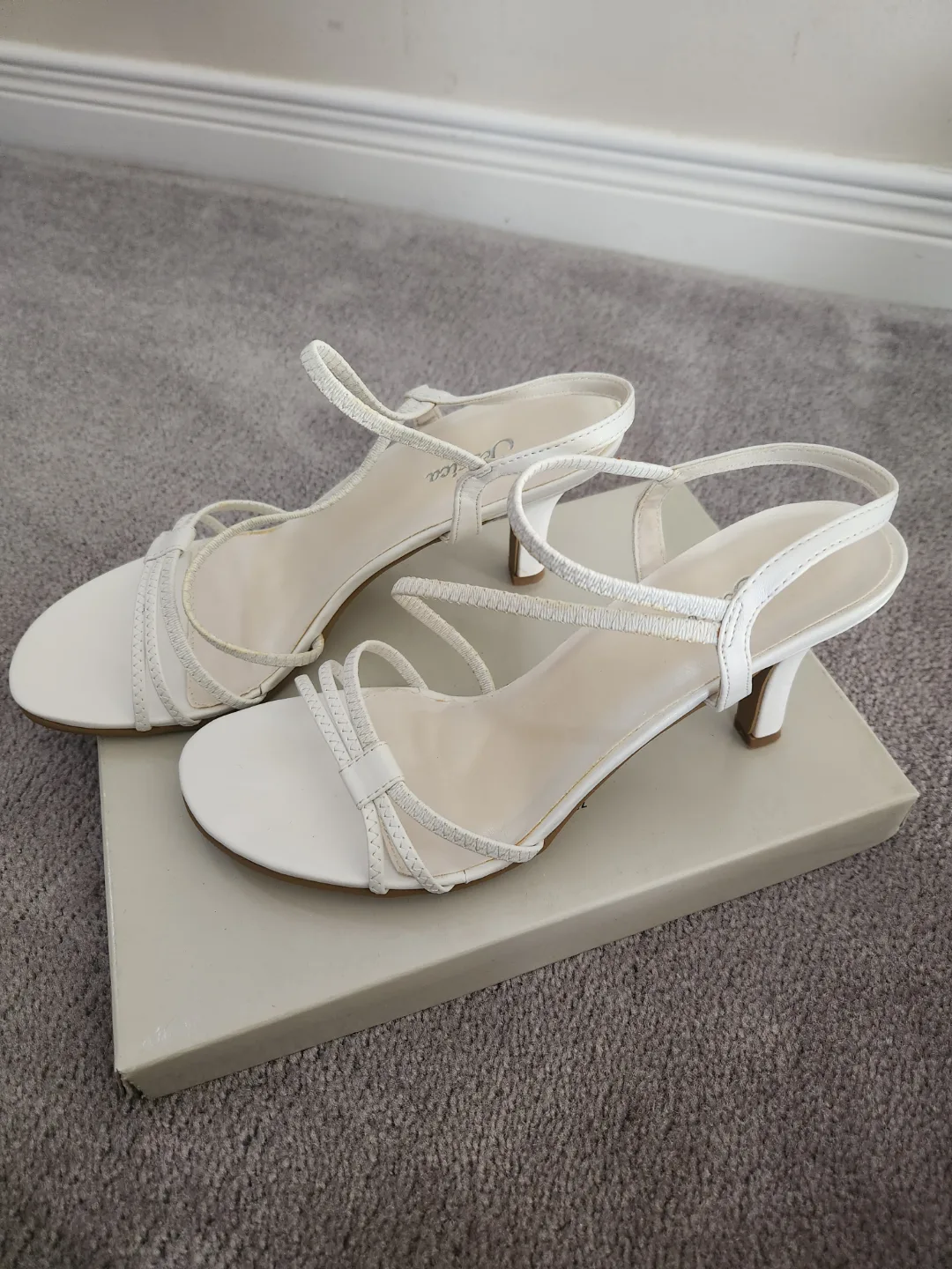 Jessica Women's White Sandals Size 8 image indicator(2)