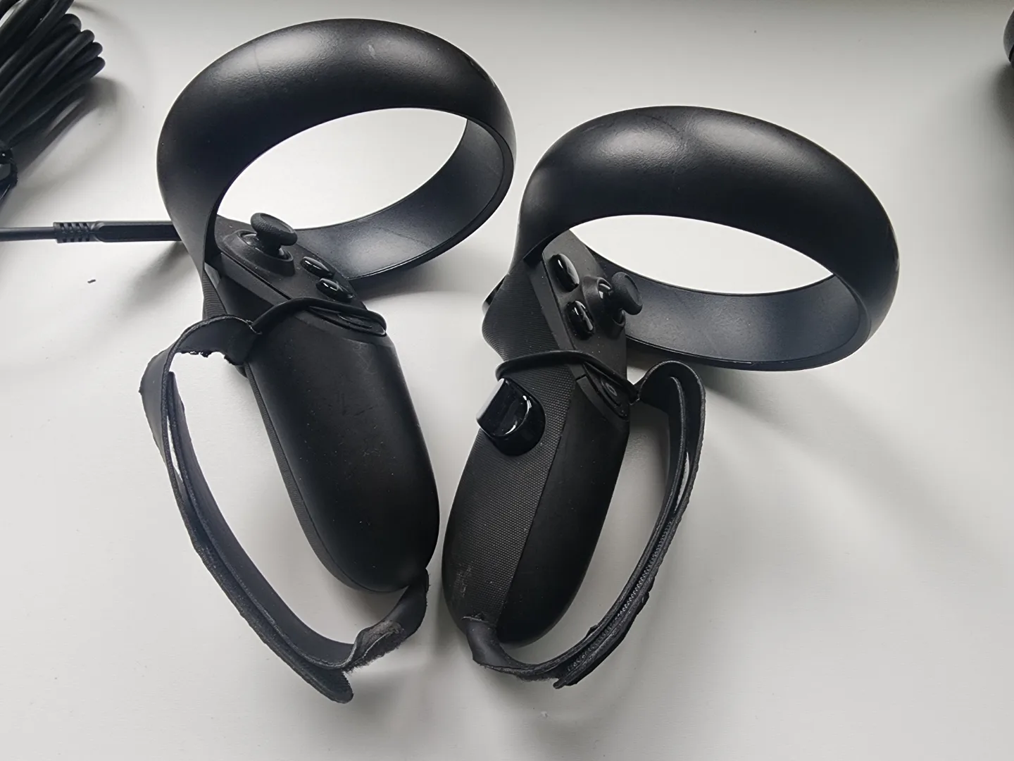 Oculus Quest 1 VR Headset and Controllers image indicator(5)