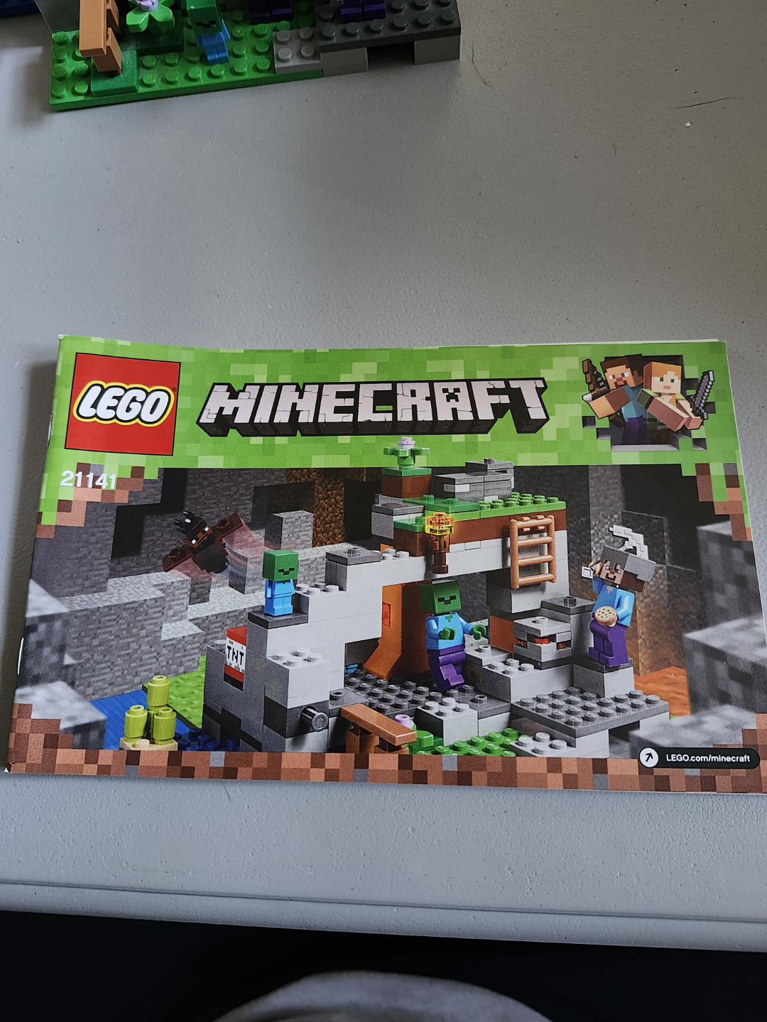 LEGO Minecraft The Zombie Cave 21141 - photo 3